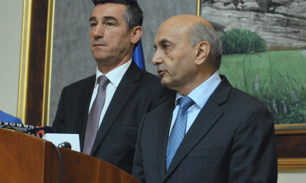 Mustafa ngushëllon Veselin për vdekjen e nënës