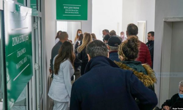 Kaos në qendrën e vaksinimit në Prishtinë