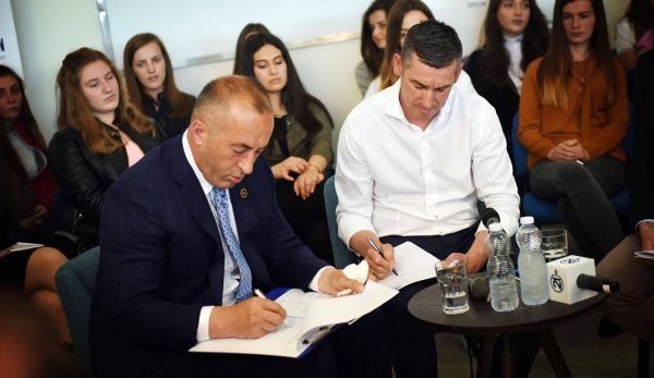 Ramush Haradinaj ngushëllon Kadri Veselin për vdekjen e nënës