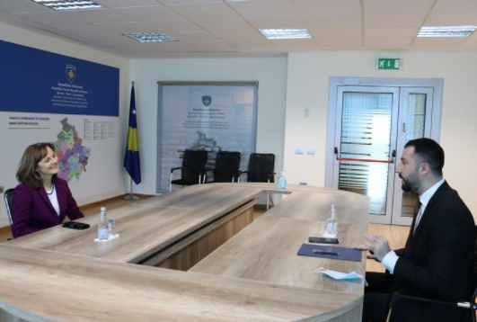 Ministri Krasniqi takon shefen e misionit të IOM-it në Kosovë