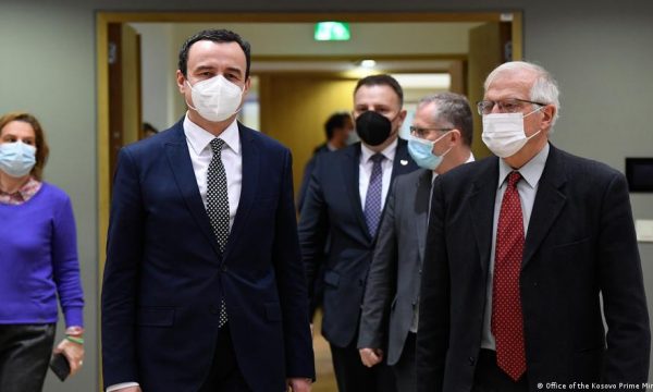 Një herë Asociacioni, tash referendumi, Kurti e Borell përplasen publikisht për herë të dytë