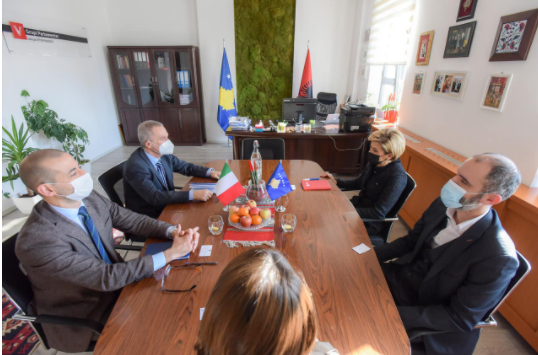 Investimet italiane në Kosovë, Kusari-Lila e Abrashi takojnë ambasadorin De Riu