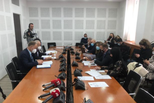 “As avokat, as doktoreshë”, përplasen Haxhiu me Kollqakun