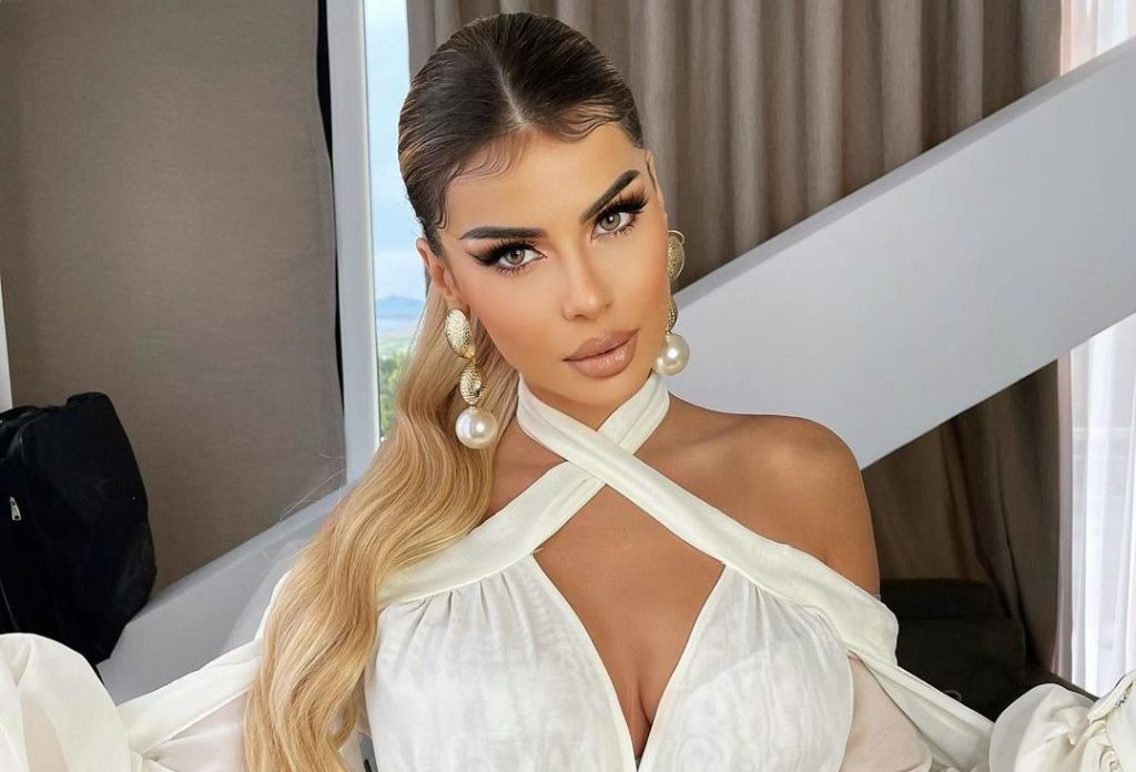 ‘Verë n’dimër’ për Luana Vjollcën, e veshur në bikini publikon imazhe nga pushimet