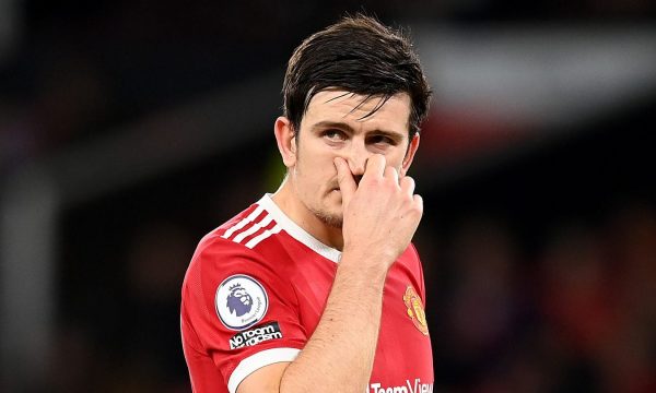 Legjenda e Man United: “Klubi u nxitua që ia dha shiritin e kapitenit Maguires”