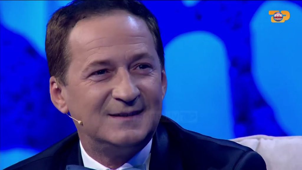 Ja si dukej opinionisti Arjan Konomi para 20 viteve