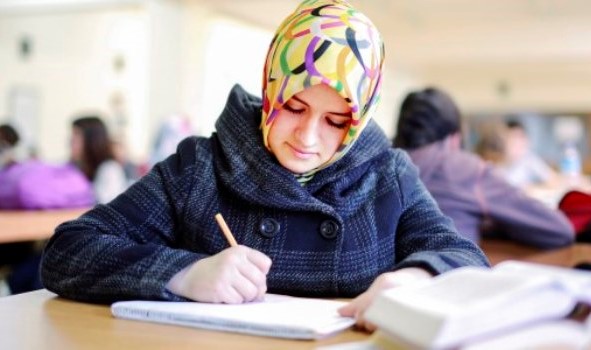 “Shkolla tona janë laike dhe kështu duhet të mbeten”, zv.ministri i Arsimit flet për edukimin fetar