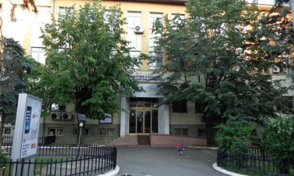Gjykata merr një vendim për zyrtarin e Ministrisë që u kap duke marr ryshfet