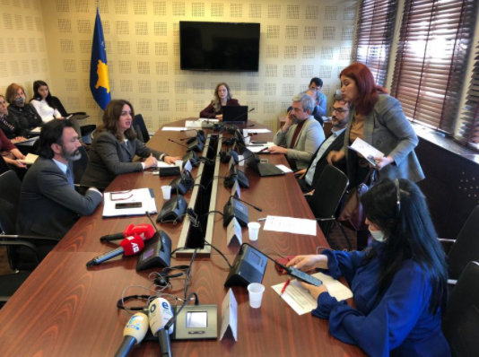 Pushteti përplaset me opozitën, deputetja e PDK-së braktisë mbledhjen e Komisionit