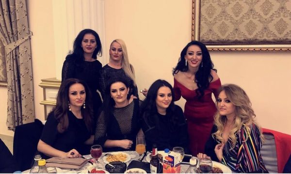Pasi u raportua së vëllai rrahu gruan, njëra nga motrat Mustafa bëhet nervoz dhe shan gazetaren