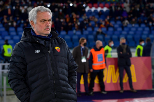 Oferta e çuditshme e Mourinhos, yllin e Premierligës e fton 6 muaj si lojtarë, më pas si asistent!
