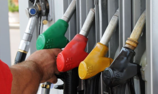Lirohet pak nafta, Ministria publikon tavanin për çmimet e karburanteve për 24 orët e ardhshme