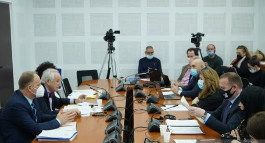 Deputetët e opozitës largohen nga komisioni, Krasniqi vazhdon raportimin vetëm para deputetëve të pozitës
