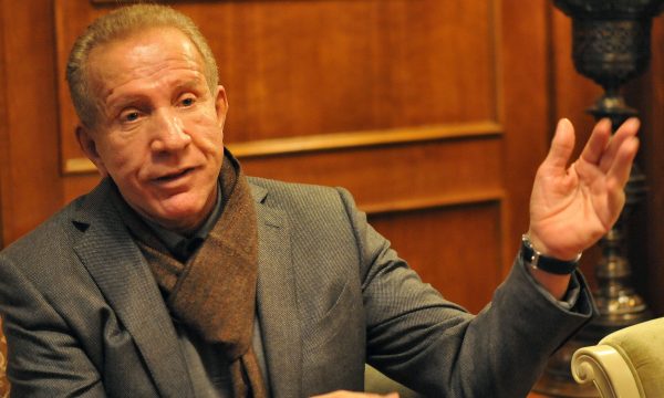 Pacolli përpiqet të bëjë pak humor, e lidh me Covid 19: Sot jemi pozitiv