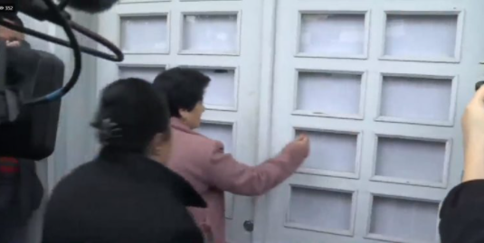 Gratë mbështetëse të Berishës në seli, dyert sërish të mbyllura