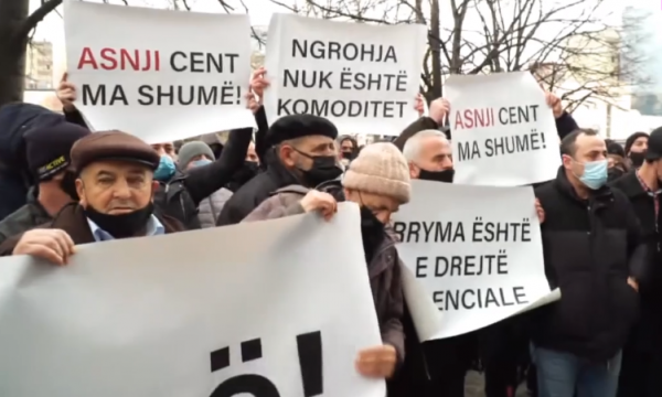 Protesta kundër shtrenjtimit të rrymës, disa protestues thërrasin “Albin mashtruesi” dhe “Albin rrenci”