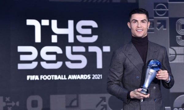 “Kulmi i arritjeve të mia individuale” – Reagimi i Ronaldos pasi e fitoi çmimin e veçantë të FIFA-s