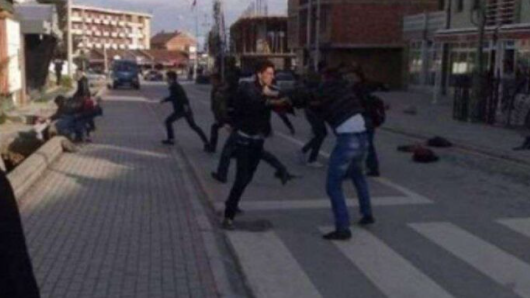 Rrahje masive mes disa personave nga Kosova dhe Gostivari, dy përfundojnë në spital