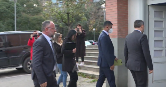 Diplomati amerikan shkon në PD, futet nga dera e pasme