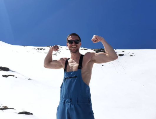 Këngëtari kosovar bën thirrje që të lejohet martesa e gjinisë së njëjtë në Kosovë