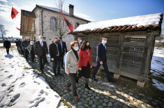 Kurti përkujton Jusuf e Bardhosh Gërvallën dhe Kadri Zekën, në 40 – vjetorin e vrasjes së tyre