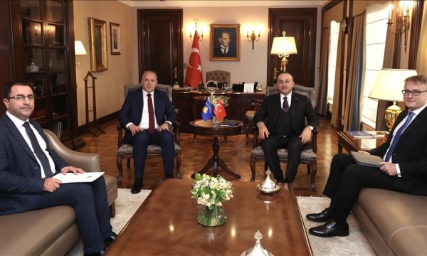 Kryediplomati turk pret në Ankara ministrin e Kurtit