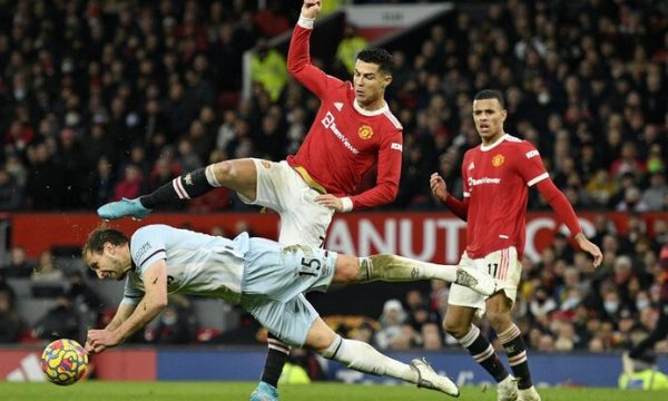 Manchester United fiton në minutat e fundit