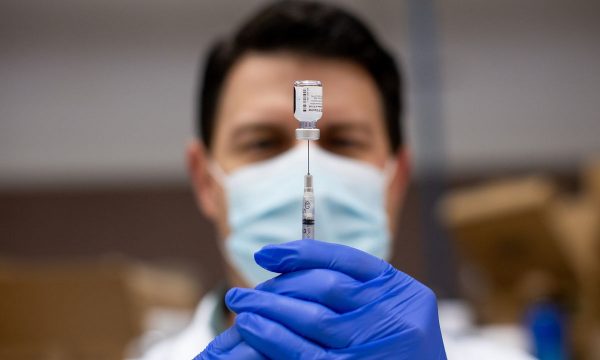 Nuk u vaksinua kundër Covid-19, babai humbet kujdestarinë e djalit