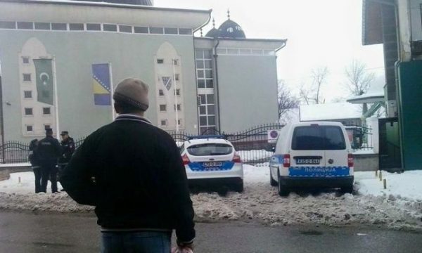 Policia e Dodikut gjuan me armë për të frikësuar disa myslimanë që kishin falur sabahun