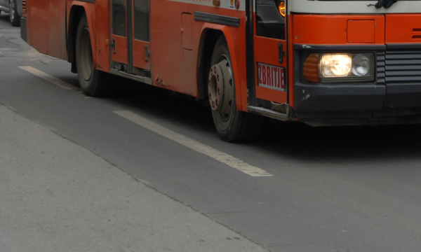 Prishtinasi e sulmon seksualisht një grua në autobus