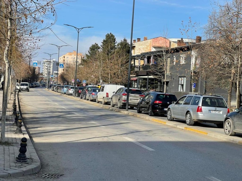 Lipjan, fjalosen burr e grua, Policia shoqëron në stacion