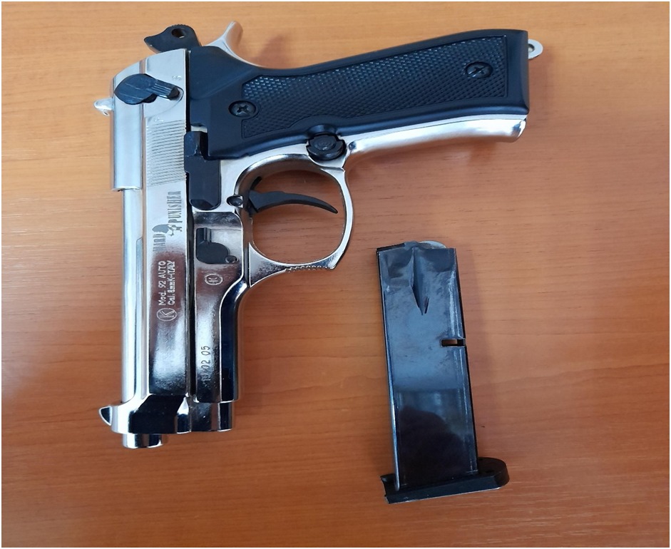 U ndalua për kontrollë rutinore, policia ia konfiskon nga brezi armën pa leje 29-vjeçarit