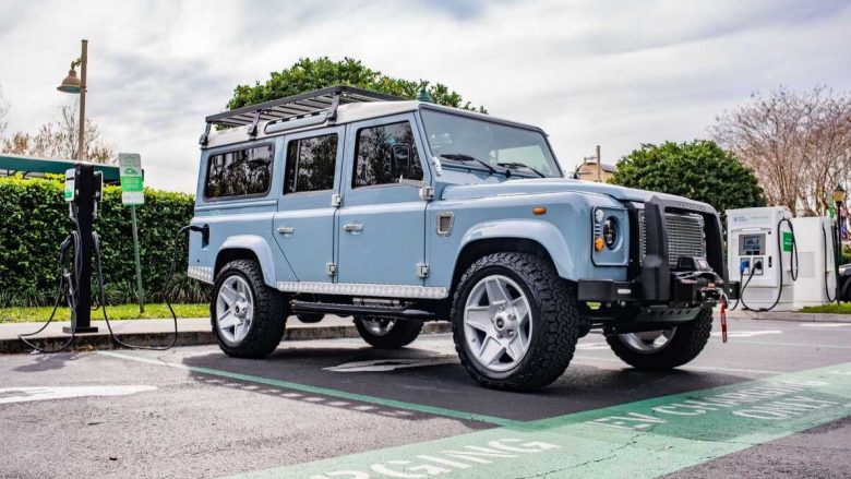 Land Rover Defender bëhet me motor elektrik të Tesla