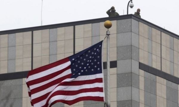 Lajçak e Escobar i presin liderët e opozitës në Ambasadën amerikane