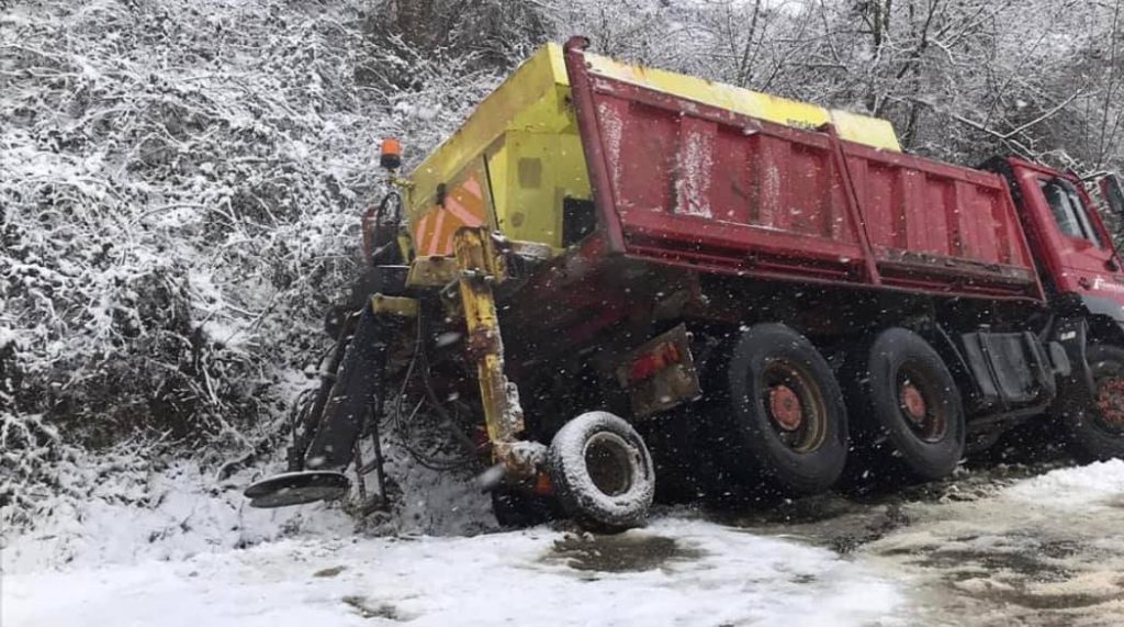 Aksidentohet kamioni që pastron rrugët, në Rahovec – Krushë e Madhe