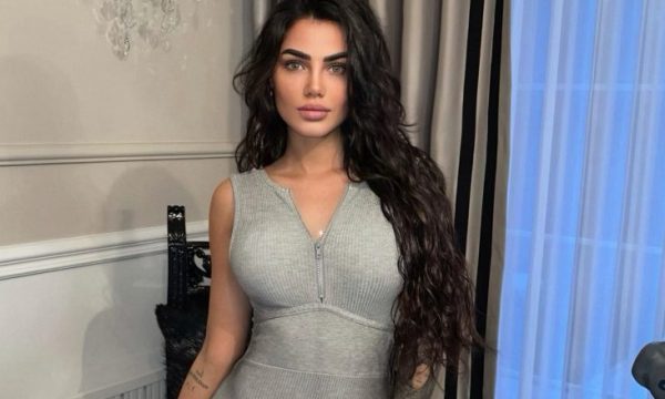 Morena Taraku vë në pah linjat trupore me veshjen super të ngushtë