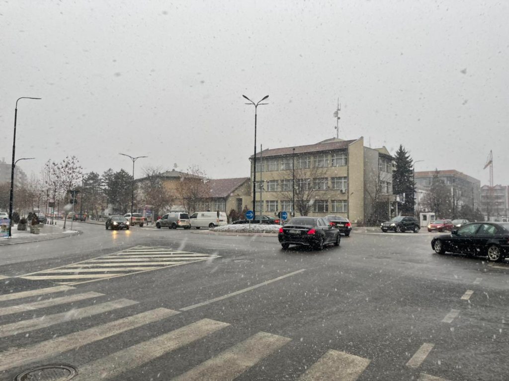 Policia arreston dy persona në Lipjan, u gjendet substancë të dyshuar narkotike