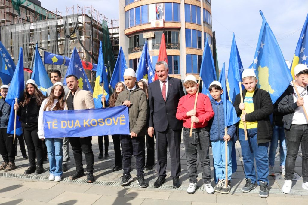 Mbahet marshi i Pavarësisë me moton “TË DUA KOSOVË” me nxënësit e shkollave “Vëllezërit Frashëri” dhe “Ismajl Luma”