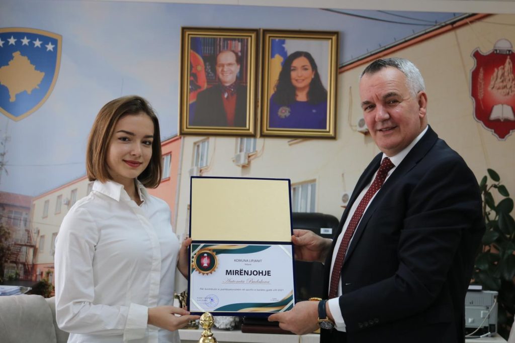 Antoneta Budakova nderohet me mirënjohje për kontributin e jashtëzakonshëm në sportin e karatesë