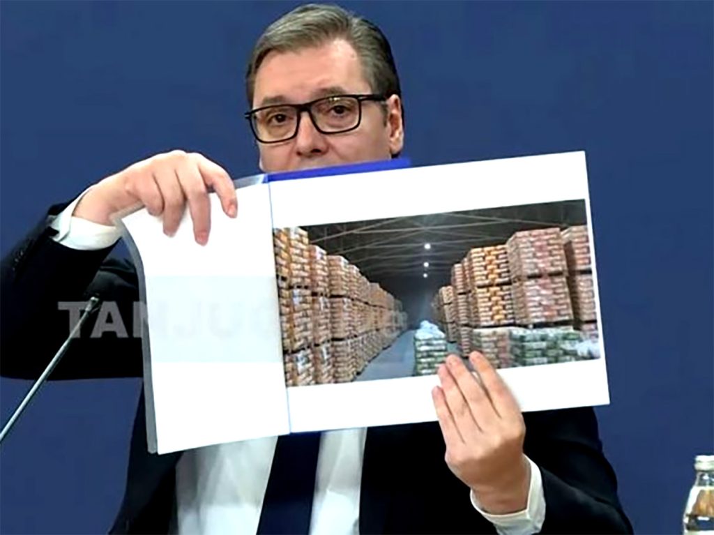 Vuçiq tregon foto të depove në Mitrovicë: Mos u merakosni, kemi bukë, misër… mjaftueshëm për 6 muaj…!