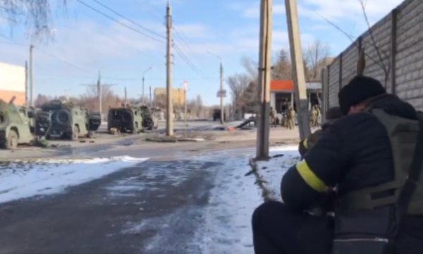 Ukrainasit luftë të rreptë me rusët e fshehur në një shkollë