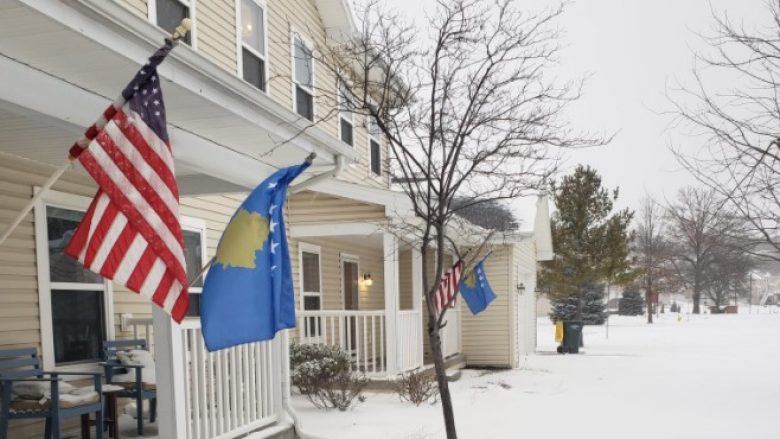 Në Kansas të Amerikës vendosen flamuj të Kosovës për nderë të Pavarësisë – “po i respektojmë fqinjtë shqiptarë në lagje”