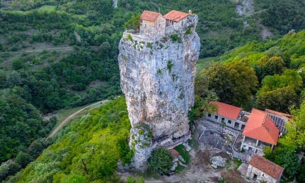 Askush nuk e di se si u ndërtua kisha mbi këtë shtyllë prej guri 40 metra