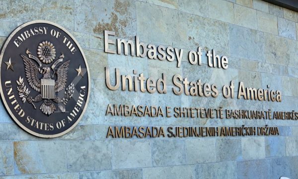 Ambasada Amerikane në Prishtinë: ShBA-të dhe Kosova qëndrojnë të bashkuar me Ukrainën