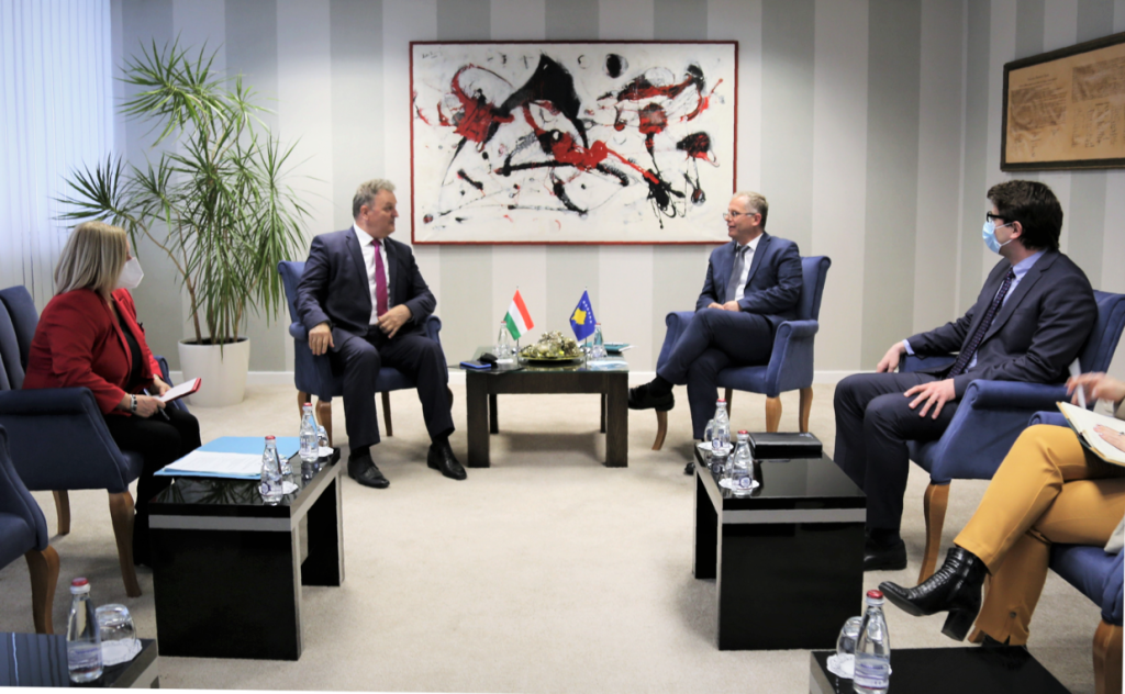 Bislimi takohet me ambasadorin e Hungarisë në Kosovë