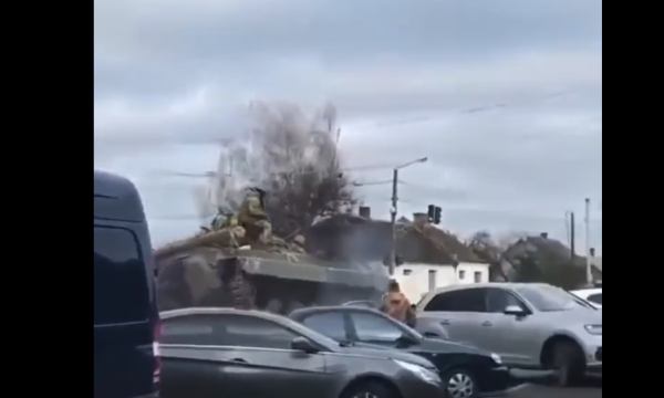Pamje të renda | Tanket ruse shkelin mbi vetura, banorët kapin kokën me dorë￼