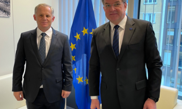 Kosova e Serbia kanë negociuar edhe sot për targat, Lajçak flet pas takimit të pestë