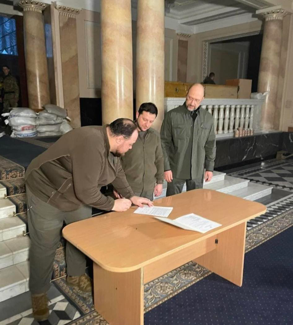 LAJMI I FUNDIT: Zelensky nënshkruan ofertën që Ukraina të anëtarësohet në BE (DOKUMENT)