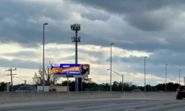 14 billboarde me fotografinë e Adem Jasharit vendosen në një nga autostradat më të frekuentuara në SHBA