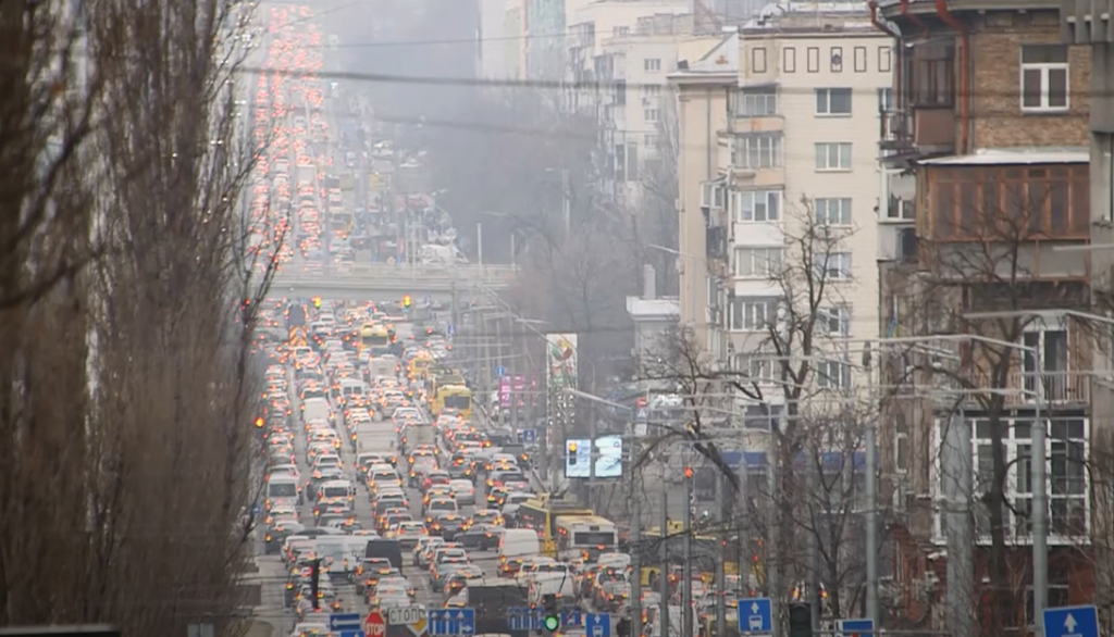 Kolona të gjata krijohen në dalje të Kievit (VIDEO)